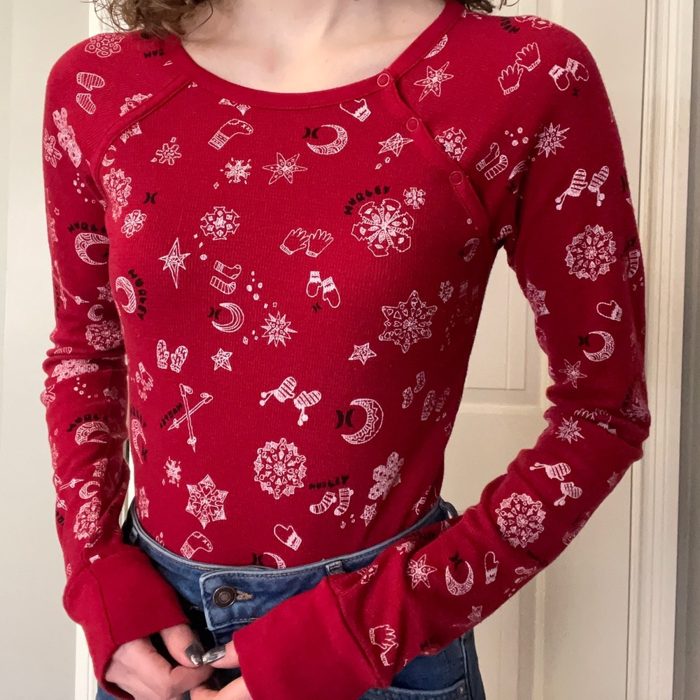 Hurley women’s red long sleeve top Christmas holiday print henely shirt